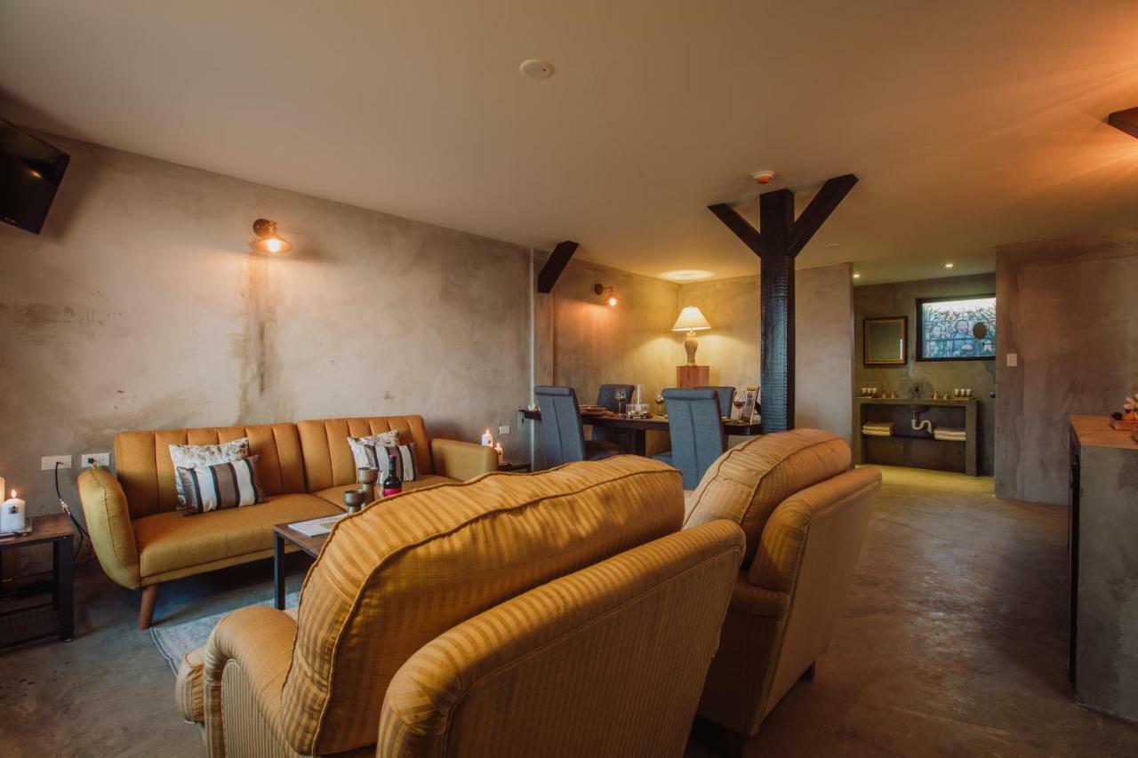 Monastery Suites Oranjestad Luaran gambar